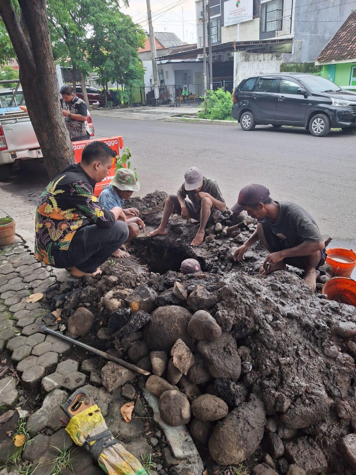 Direktur PERUMDAM melakukan pengecekan secara langsung di lapangan.
